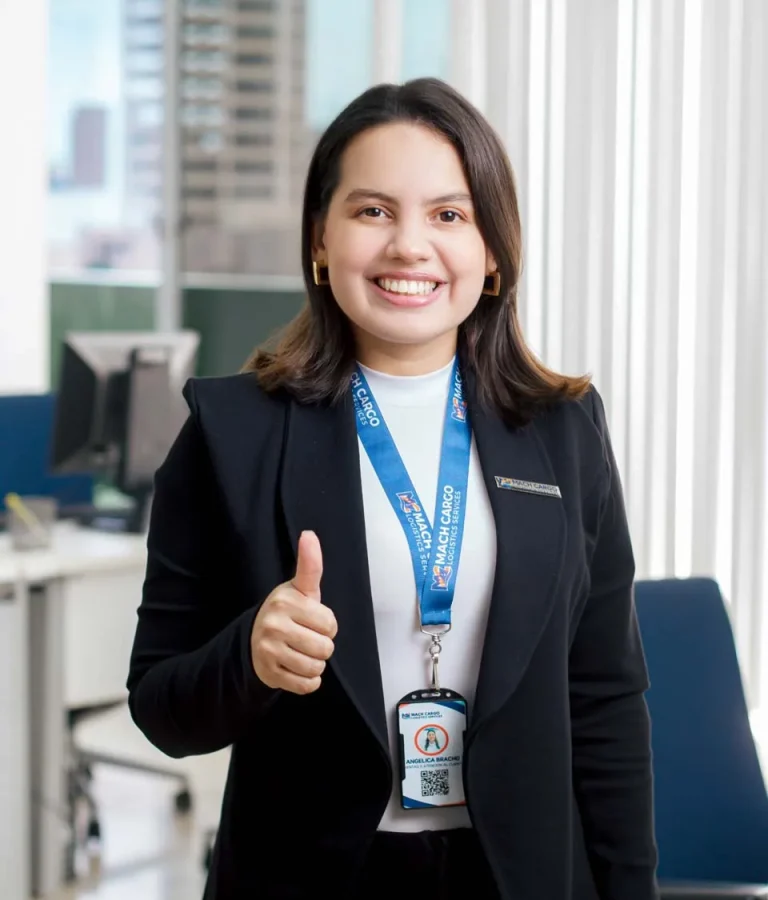 Trabajadora de Mach Cargo sonriendo con piños arriba en señal de aprovacion